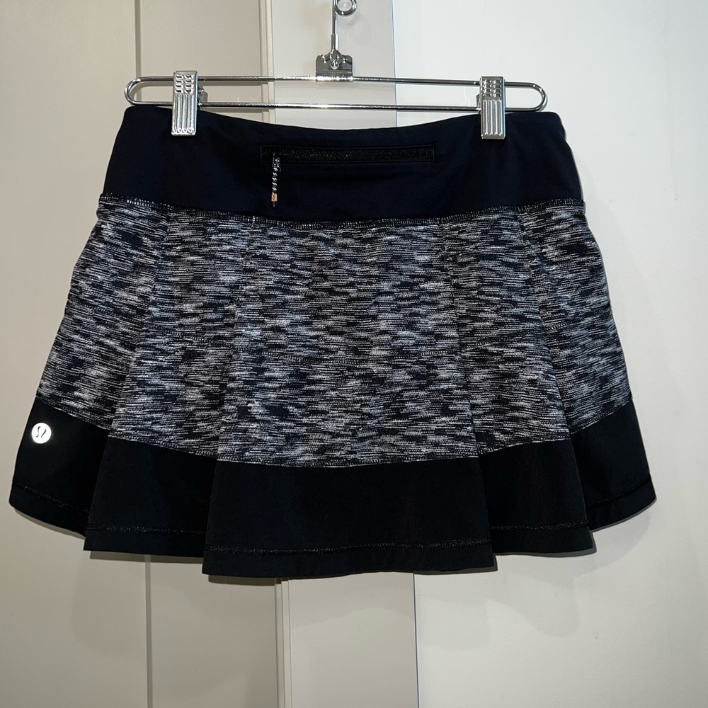 lululemon tennis/ golf skirt. Size 2 black gray color block